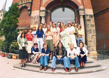 1975-WF-Entlassfoto-vor-Schulgebäude-Scan-WF-WEB-1307